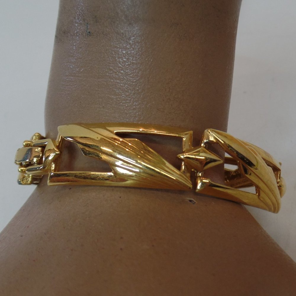 Vintage Monet Bracelet Gold Tone Links Leaf Design Cutouts 7" Fold Over Clasp - Picture 1 of 10